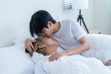 Asyalı çekici erkek LQBTQ ön sevişmeye ve evde sevişmeye başlıyor. Yakışıklı, romantik, eşcinsel çift sabahları yatak odasında sevişerek vakit geçiriyorlar. Homoseksüel-LGBTQ kavramı.