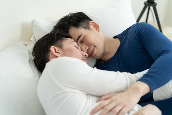 Asiatic Frumos Bărbat Cuplu Gay Culcat Pat Îmbrățișându Reciproc Atractiv — Fotografie, imagine de stoc
