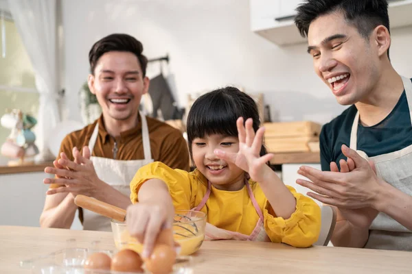 Familia Gay Masculina Lgbtq Asiática Enseña Niña Remover Huevos Cocina — Foto de Stock