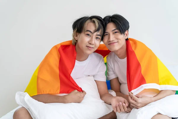 Asyalı Yakışıklı Bir Adamın Portresi Gay Bir Ailenin Lgbt Bayrağı — Stok fotoğraf