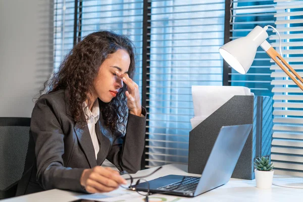 Mujer Negocios Latina Agotada Lastimó Los Ojos Mientras Usaba Computadora —  Fotos de Stock