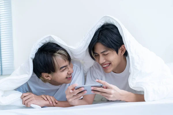 Asyalı Çekici Eşcinsel Çift Yatakta Cep Telefonu Filmi Kullanıyor Yatak — Stok fotoğraf