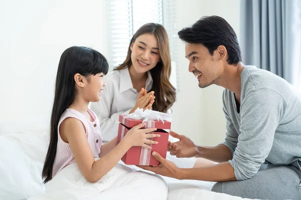 Asiatiska Vackra Unga Dotter Öppna Presentförpackning Från Föräldrar Lycklig Familj Stockbild