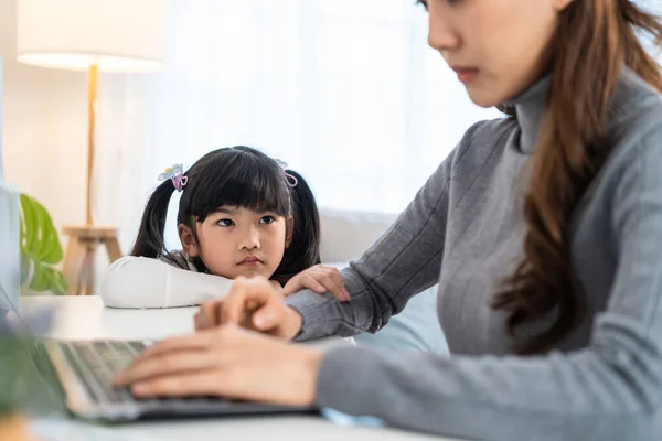 Asiatiska Unga Dotter Känner Sig Ledsen Och Behöver Leka Med Stockbild