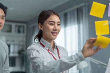 Asyalı genç iş adamları grubu ofiste toplantı yapıyor. Kadın ve erkek beyin fırtınası yapar ve fazla mesailerde takım çalışması olarak çalışırlar. Modern meslektaş şirketi gece geç saatlere kadar çalışıyor..