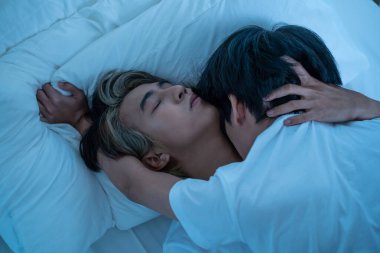 Asyalı çekici erkek LQBTQ ön sevişmeye ve evde sevişmeye başlıyor. Yakışıklı, romantik, eşcinsel çift birlikte vakit geçirip karanlık bir gece odasında sevişiyor. Homoseksüel-LGBTQ kavramı.