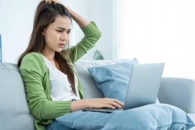 Genç, bitkin Asyalı hasta iş kadını evden çalışıyor. Evdeki koltukta oturan meşgul kadın çalışanın yorgun ve başı ağrıyor. Geç saatlere kadar çalışıp bilgisayardaki bir sürü iş belgesi.