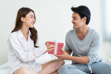 Asyalı güzel bir kadın erkek arkadaşından doğum günü hediyesi alıyor. Çekici bir genç kız kocasından sürpriz gelecek diye mutlu ve heyecanlı hissediyor ve yıl dönümünü evde kutlamaya hazır..