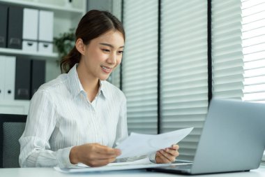 İş görüşmesi için İK müdürüyle Asyalı güzel bir kadın video görüşmesi. Güzel kız sanal çevrimiçi konferans için dizüstü bilgisayar kullanıyor. İş başvurusunda bulunmak için özgeçmişi ofis çalışanına göster..