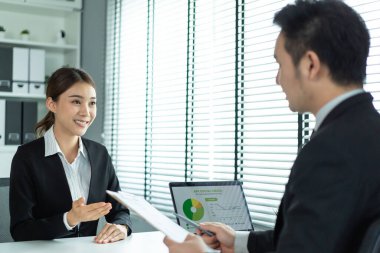 Asyalı güzel bir kadın İK müdürüyle ofisinde iş görüşmesi yapıyor. Çekici bir kadın masaya oturur ve insan kaynakları yöneticilerine özgeçmiş verir iş adamları iş yerinde iş başvurusu için adam toplar.