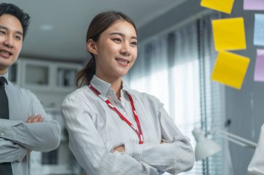 Asyalı genç iş adamları grubu ofiste toplantı yapıyor. Kadın ve erkek beyin fırtınası yapar ve fazla mesailerde takım çalışması olarak çalışırlar. Modern meslektaş şirketi gece geç saatlere kadar çalışıyor..