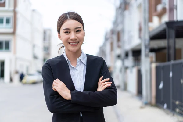 Retrato Jovem Empresária Asiática Ficar Livre Cruzando Braço Menina Bonita — Fotografia de Stock