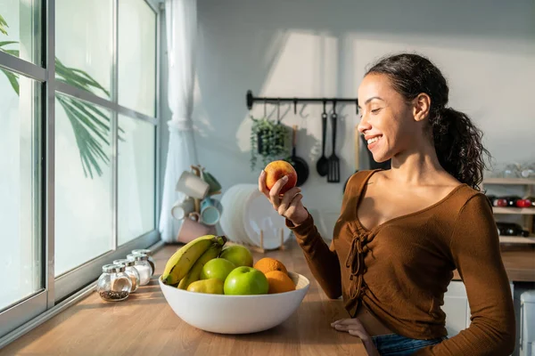Ung Attraktiv Latinamerikansk Kvinna Äter Frukt Bordet Köket Hemma Vackra — Stockfoto