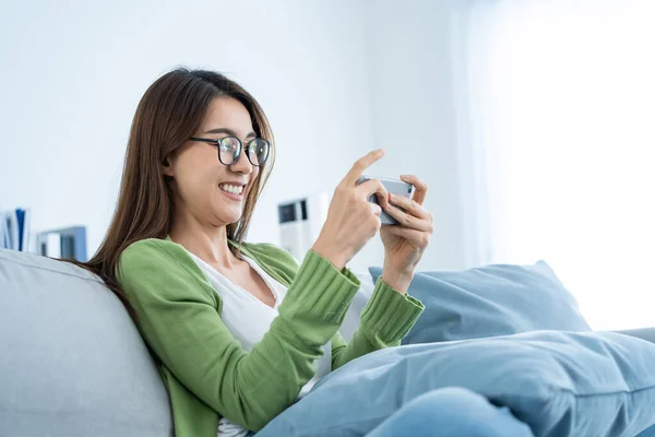 Asiatische Brillenträgerinnen Spielen Hause Ein Handyspiel Auf Dem Smartphone Attraktive — Stockfoto