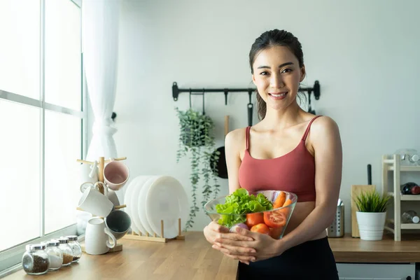 Azjatycki Atrakcyjny Sport Kobieta Trzyma Miskę Sałatki Jeść Warzywa Piękna — Zdjęcie stockowe