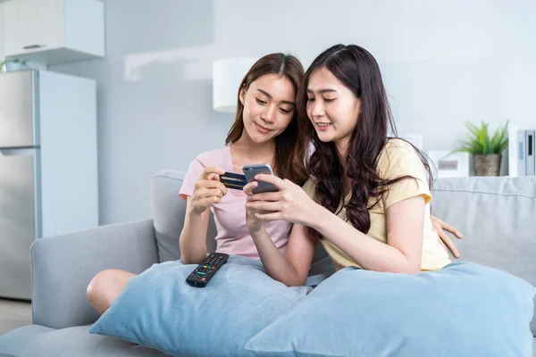 Asiatische Zwei Freundin Genießen Online Shopping Wohnzimmer Hause Schöne Lesbische — Stockfoto