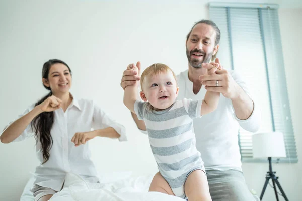 Biali Kochający Rodzice Bawią Się Małym Chłopcem Łóżku Sypialni Szczęśliwa — Zdjęcie stockowe