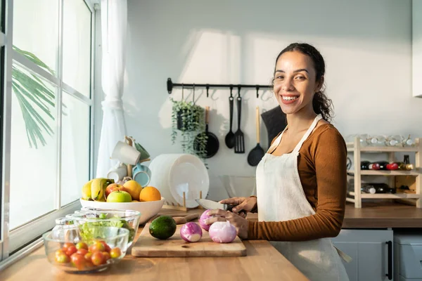 Latynoska Atrakcyjna Kobieta Nosić Fartuch Gotować Zieloną Sałatkę Kuchni Domu — Zdjęcie stockowe