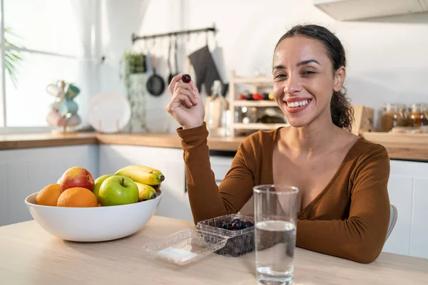 Porträtt Latino Attraktiv Kvinna Som Håller Frukt Köket Hemma Vacker — Stockfoto