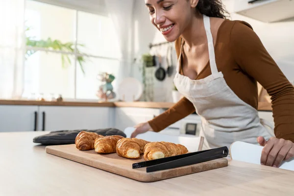 Attraktiv Ung Latinamerikansk Kvinna Bakar Croissant Bordet Köket Vackra Kvinnliga — Stockfoto