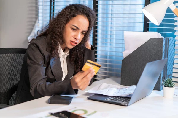 Depresyondaki Latin iş kadını mali sorunlar hakkında endişeli. Evrak işlerinden bıkmış gibi görünen stresli genç bir kadın. Para borçlarını, bütçe kayıplarını, karanlık bir gecede iflas etmeyi düşün.