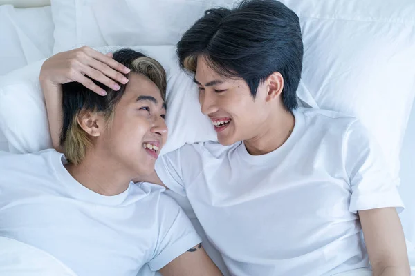 Asyalı Mutlu Eşcinsel Aile Yatağa Uzanıp Birbirlerine Bakıyorlar Çekici Yakışıklı — Stok fotoğraf