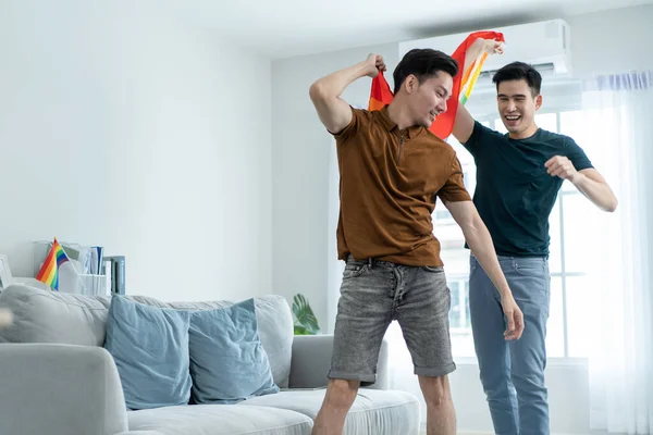 Asiatische Gutaussehende Mann Schwule Familie Hält Lgbtq Flagge Und Tanzen — Stockfoto