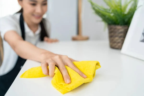 Servicio Limpieza Asiática Mujer Trabajadora Limpieza Sala Estar Casa Hermosa — Foto de Stock
