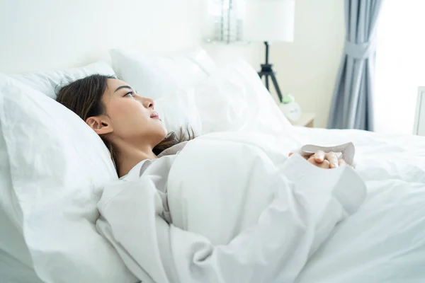 잠옷을 아시아의 아름다운 침실에서 잠에서 침대에 매력적 여자는 베개와 담요로 — 스톡 사진