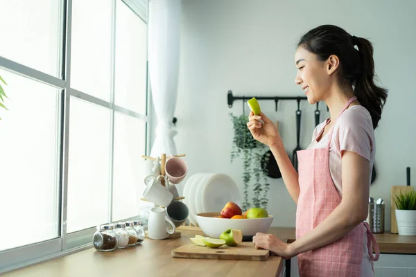 Asiatisch Attraktive Frau Essen Apfel Für Die Gesundheitsversorgung Der Küche — Stockfoto