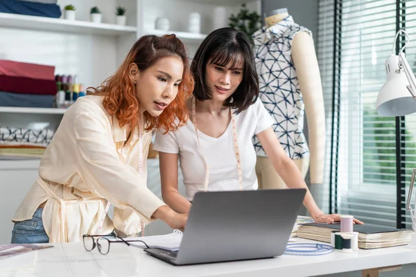 Asian Two Tailor Woman Working Design Clothes Tailoring Atelier Attractive — ストック写真