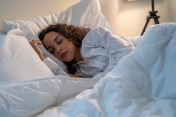 Latino Beautiful Woman Lying Bed Bedroom Dark Night Room Attractive — 스톡 사진