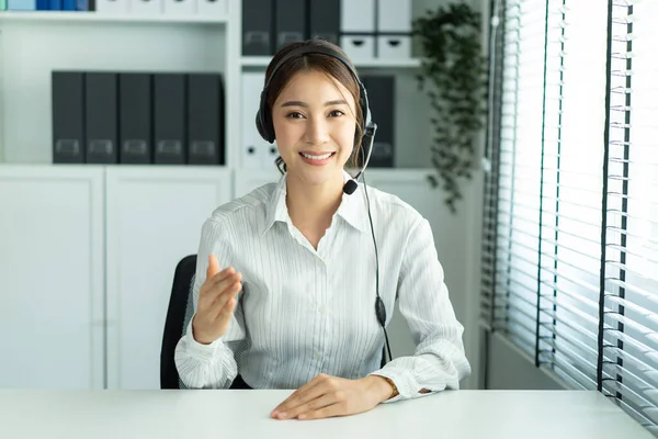 İş görüşmesi için İK müdürüyle Asyalı güzel bir kadın video görüşmesi. Güzel kız sanal çevrimiçi konferans için dizüstü bilgisayar kullanıyor. İş başvurusunda bulunmak için özgeçmişi ofis çalışanına göster..