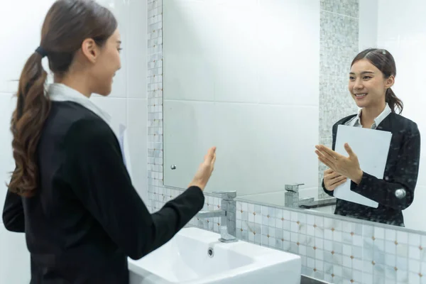亚洲申请者正准备在家里的镜子前面试 漂亮迷人的女性在等待和她的经理一起申请工作和练习用简历交谈时 感到紧张和兴奋 — 图库照片