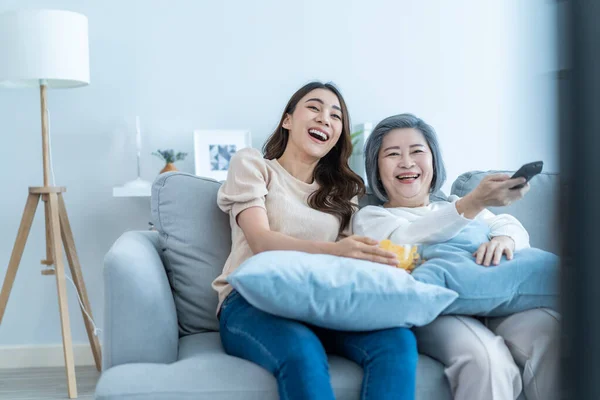 Asiatische Ältere Reife Frau Und Tochter Sitzen Auf Dem Sofa — Stockfoto