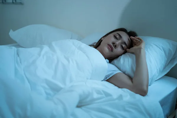 Asian Beautiful Woman Lying Bed Bedroom Dreaming Night Attractive Young — Fotografie, imagine de stoc