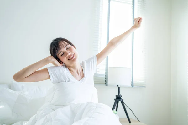 파자마 아시아 의아름다운 소녀는 아침에 기분으로 일어난다 매력적 여성은 웃으면서 — 스톡 사진