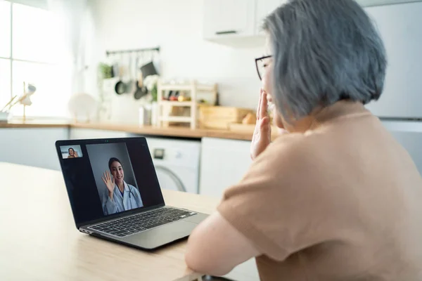 Asiatiska Äldre Kvinna Videosamtal Med Läkare Vardagsrummet Hemma Äldre Patient Stockbild