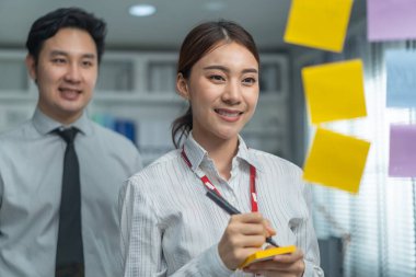 Asyalı genç iş adamları grubu ofiste toplantı yapıyor. Kadın ve erkek beyin fırtınası yapar ve fazla mesailerde takım çalışması olarak çalışırlar. Modern meslektaş şirketi gece geç saatlere kadar çalışıyor..