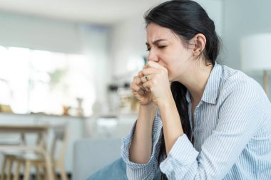 Asyalı, güzel, mutsuz kadın, koltukta oturur ve gergin hisseder. Çekici, endişeli, psikolojik sorunları olan depresyon, üzgün ve evde sağlık sorunları olan bir kadın..