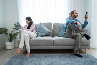 Kafkasyalı telefon bağımlısı çiftler birbirleriyle pek ilgilenmezler. Aile sorunu, yeni evli erkek ve kadın partner kanepede oturur ve akıllı telefon kullanır, evde karı ve kocayı görmezden gelir..