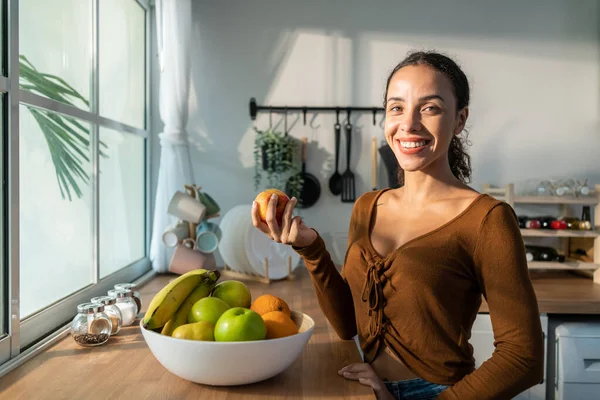 Ung Attraktiv Latinamerikansk Kvinna Äter Frukt Bordet Köket Hemma Vackra — Stockfoto