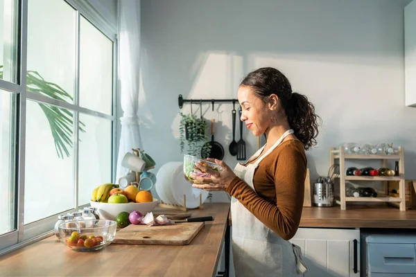 Latynoska Atrakcyjna Kobieta Nosić Fartuch Gotować Zieloną Sałatkę Kuchni Domu — Zdjęcie stockowe