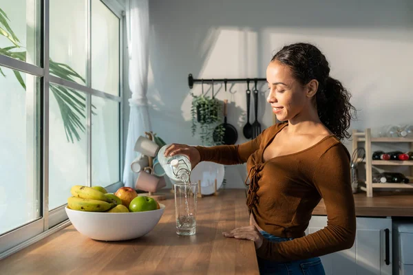Young Beautiful Latino Woman Pouring Clean Water Glass Kitchen Attractive — Stockfoto
