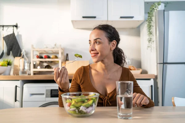 Latino Attraktiv Kvinna Bär Förkläde Äta Grön Sallad Köket Hemma — Stockfoto