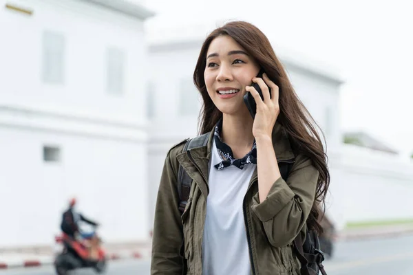 Asian Attractive Woman Backpacker Talking Mobile Phone Walk City Beautiful — Fotografia de Stock