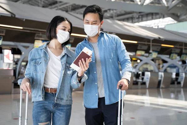 Asian Man Woman Passengers Wear Face Mask Walk Airport Terminal — Stock fotografie