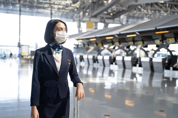 Airliner Air Hostess Crew Wearing Face Mask Walk Airport Terminal — Stock fotografie