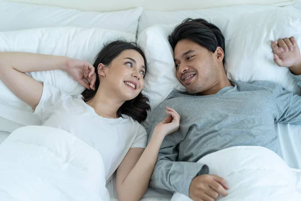Portrait Asian New Marriage Couple Lying Bed Look Each Other — Fotografie, imagine de stoc