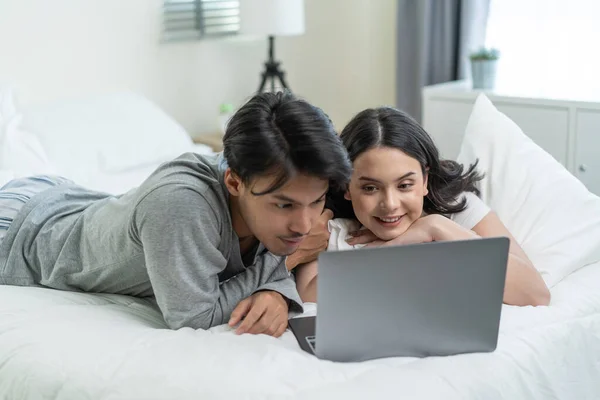 Asian Attractive Happy Young Couple Watching Movie Bed Bedroom Beautiful — Stockfoto